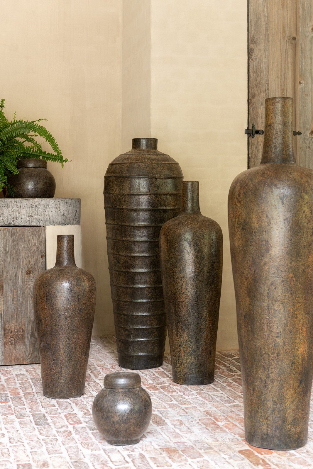 ��VASE VICTOR CEMENT BROWN