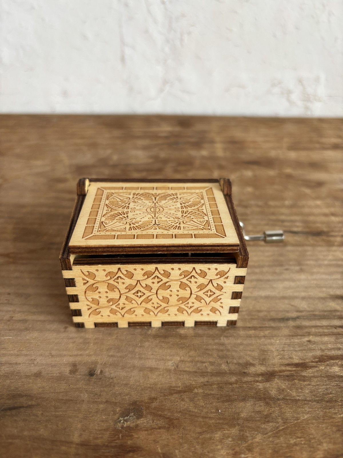 アンティーク木製オルゴール 花柄デザイン　箱付き 木箱の手回しオルゴールボックス 木製雑貨 癒し 波浪 玩具